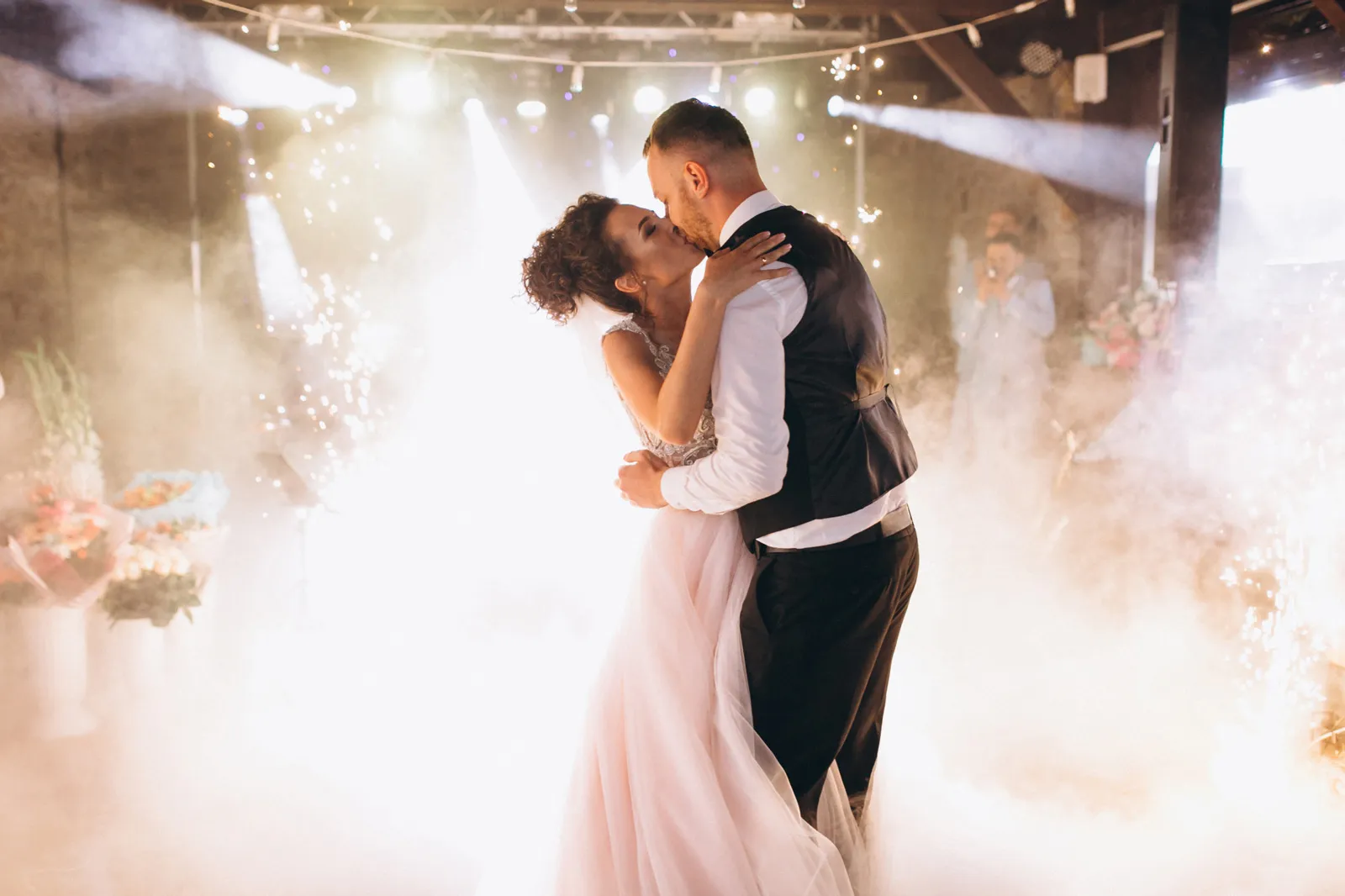 Mariés qui dance avec animateur dj mariage Leonardo Animation